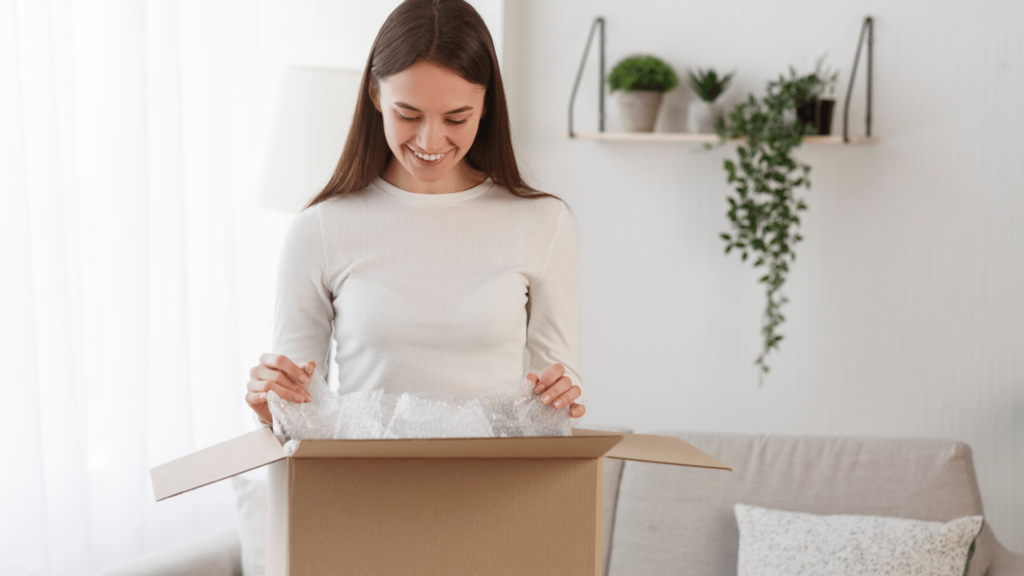 Gebrandetes Paket mit Influencer-Merchandise vor dem Versand – Fulfillment mit individueller Verpackung von Brand Factory“